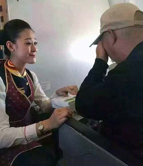 مهماندار هواپیمایی که مسافران را به گریه انداخت (عکس)