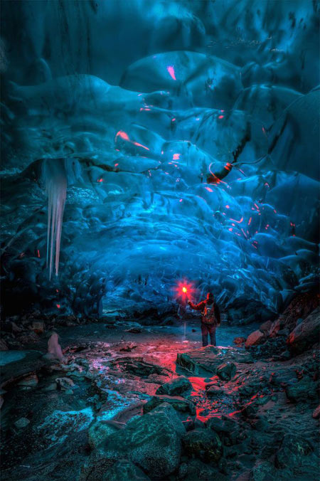 عکس های دیدنی از غارهای یخی شگفت انگیز در آلاسکا