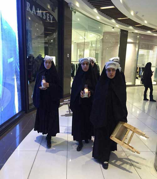 جوانان تهرانی با تیپ رضاشاه قاجار در پاساژ (عکس)