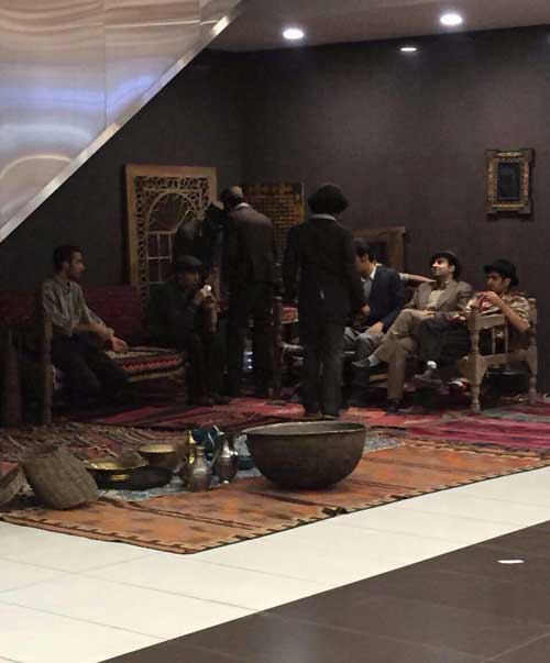 جوانان تهرانی با تیپ رضاشاه قاجار در پاساژ (عکس)