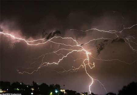 عکس های دیدنی و زیبا از سونامی صاعقه ها در استرالیا عکس های دیدنی و زیبا از سونامی صاعقه ها در استرالیا