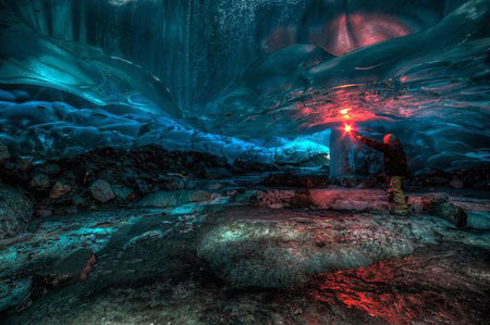 عکس های دیدنی از غارهای یخی شگفت انگیز در آلاسکا
