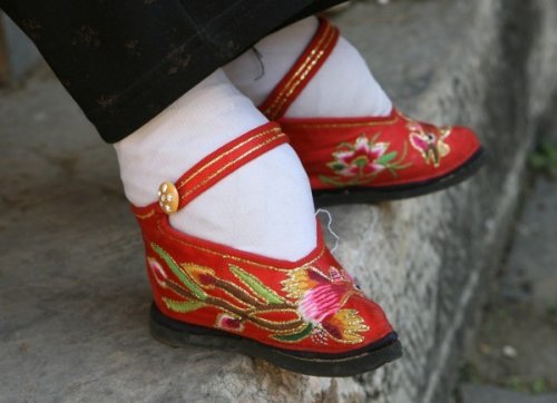 عکسهایی از رسم وحشتناک چینی‌ها برای زنان!!
