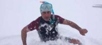 مردی که در دمای منفی 18 درجه شنا می کند (عکس)