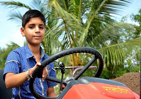 پسر 10 ساله ای که با تراکتور تک چرخ می زند (عکس)