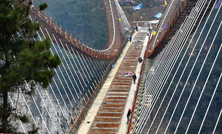 تصاویری از مراحل ساخت طویل ترین پل شیشه‌ای دنیا