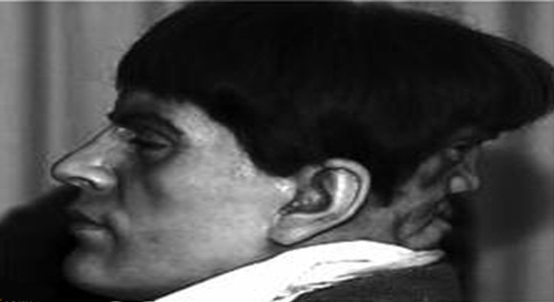 مردی که در پشت سرش یک صورت شیطانی دارد (عکس) مردی که در پشت سرش یک صورت شیطانی دارد (عکس)
