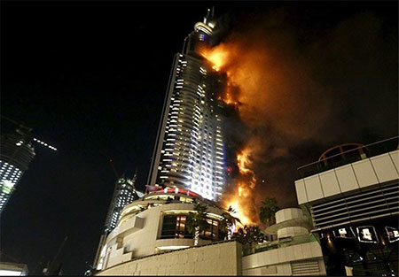 هتل 63 طبقه ای در کنار برج الخلیفه دبی آتش گرفت (عکس)