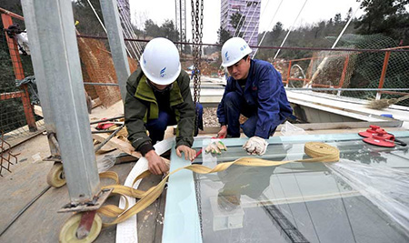 تصاویری از مراحل ساخت طویل ترین پل شیشه‌ای دنیا