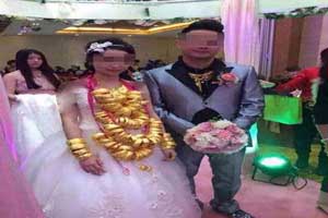 عروس خوشبختی که سرتاپایش را طلا گرفته اند (عکس)