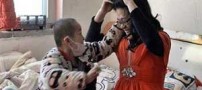 گلفروشی مردی در لباس زنانه برای هزینه درمان پسرش