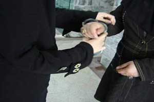 بازداشت دخترانی که از مردان زورگیری می کردند (عکس)