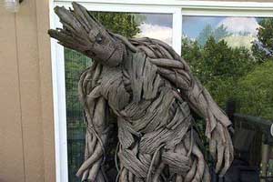 هنرمندی که با ریشه درخت لباس جالبی ساخت ( عکس)