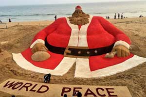 بزرگترین بابانوئل غول پیکر دنیا در کنار دریا (عکس)