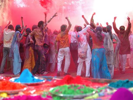 فستیوال رنگ پاشی بسیار جالب به نام هولی در هند (+تصاویر)