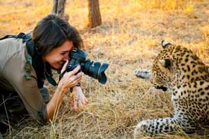 زن نترسی که که از یوزپلنگ عکس سلفی گرفت (عکس)