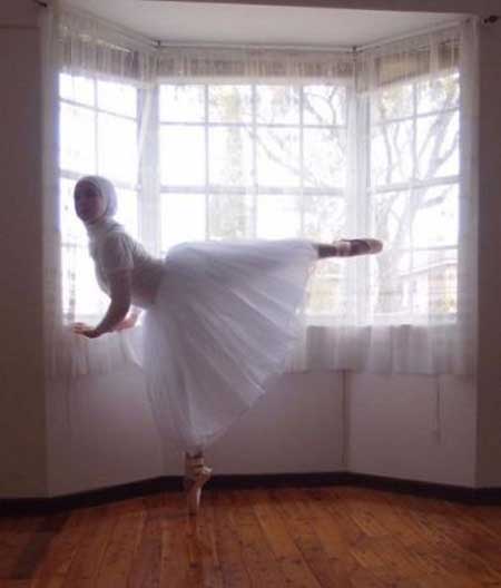 دختر رقصنده با حجابی که باله می رقصد (عکس)