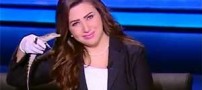 تمساح در دست مجری زن شبکه تلویزیونی