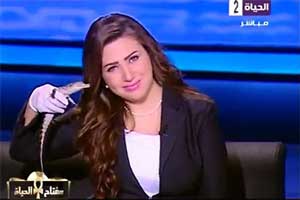 تمساح در دست مجری زن شبکه تلویزیونی