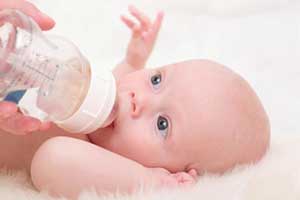 نگه داشتن شیر در دهان نوزاد دلیلش چیست؟