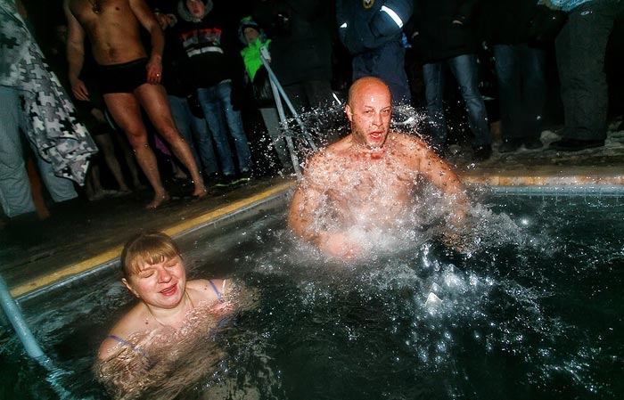 حمام در آب یخ زده در سرمای شدید روسیه