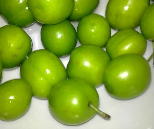 برای جلوگیری از نفخ گوجه سبز با گلپر بخورید برای جلوگیری از نفخ گوجه سبز با گلپر بخورید