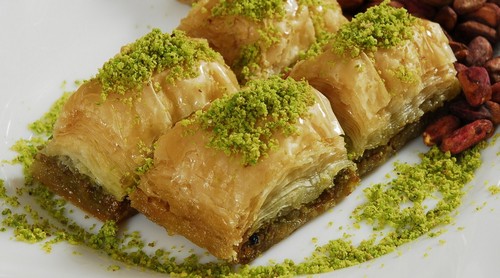 طرز تهیه باقلوا یک شیرینی اصیل ایرانی طرز تهیه باقلوا یک شیرینی اصیل ایرانی