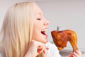 چرا خانم ها نباید بال مرغ بخورند؟!