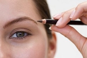 از بین رفتن ریشه ابرو بخاطر استفاده از مداد ابرو
