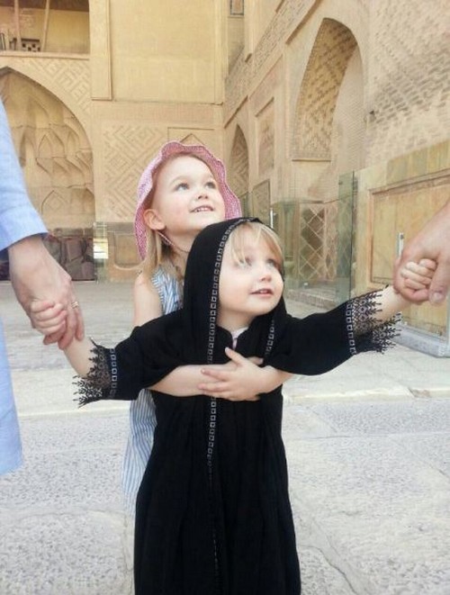 دختر سوئیسی زیبا با چادر مشکی در ایران (عکس) دختر سوئیسی زیبا با چادر مشکی در ایران (عکس)