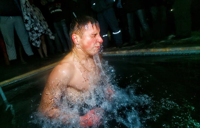 حمام در آب یخ زده در سرمای شدید روسیه