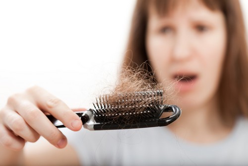 مبارزه با ریزش مو  با بهترین روش
