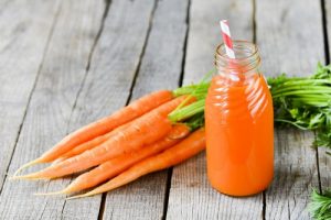 از خواص جنجالی آب هویج چه می دانید؟