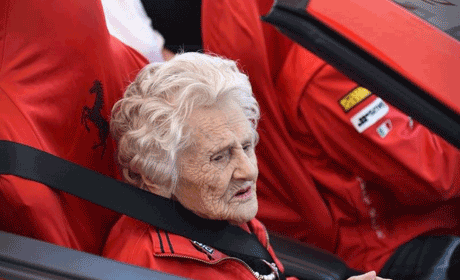 سورپرایز باورنکردنی این پیرزن 104 ساله در تولدش (عکس)