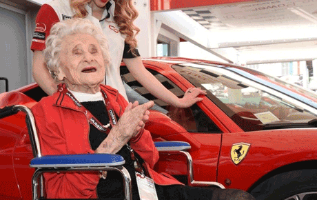 سورپرایز باورنکردنی این پیرزن 104 ساله در تولدش (عکس)