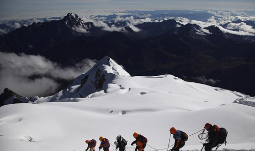گروه کوهنوردی حرفه‌ای زنان با دامن چین‌دار (عکس)