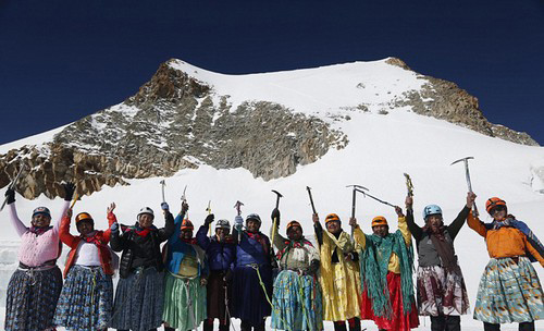 گروه کوهنوردی حرفه‌ای زنان با دامن چین‌دار (عکس)