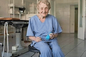 مسن ترین پزشک جراح جهان را بشناسید (عکس)