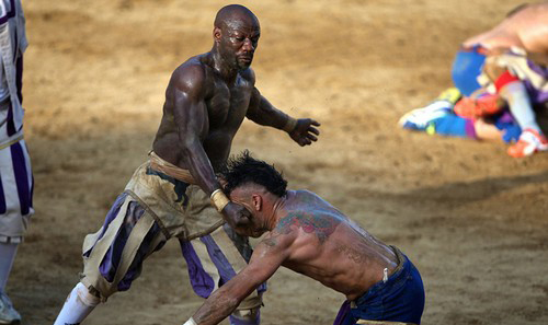 عکس های جنجالی از خشن ترین فوتبال جهان
