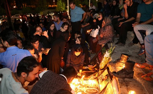 عکس هایی دردناک از یادبود مردمی برای سربازان