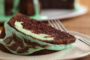 طرز تهیه کیک شکلاتی با روکش نعنا