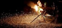 عکس های باورنکردنی از ماهیگیری در شب با آتش