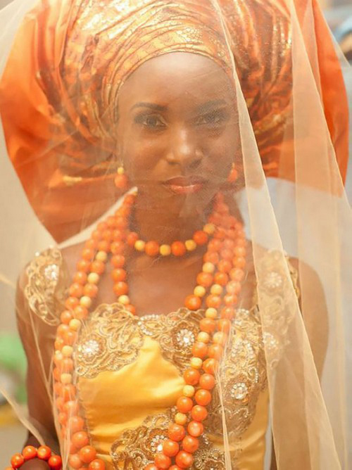 سوژه شدن لباس های رنگی این عروس و دامادها (عکس)