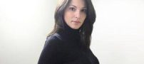 این کارمند زن بانک به دلیل زیبایی اخراج شد (عکس)