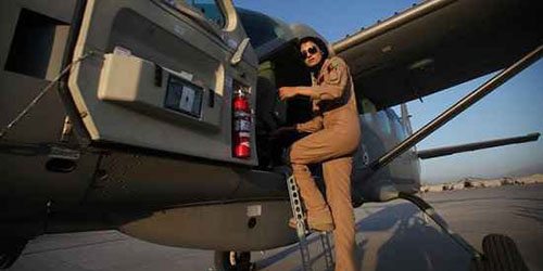 با زیباترین زن خلبان در افغانستان آشنا شوید (عکس)