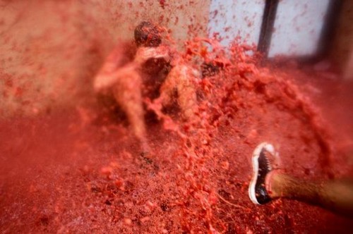 جشنواره جنگ با گوجه فرنگی در شهر بانیول (عکس)
