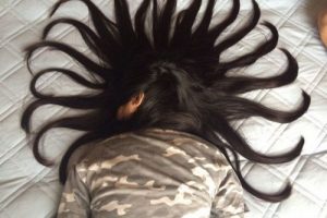 خلاقیت جالب این دختر با موهای خواهرش (عکس)