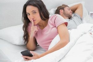 چک کردن گوشی همسر درست است یا خیر؟