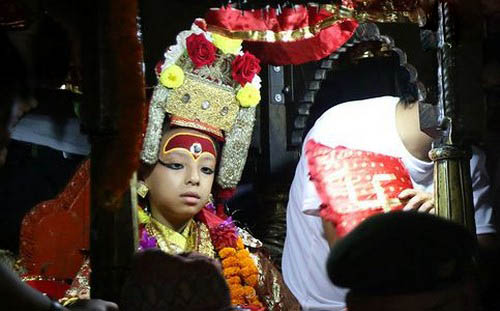هندوستان و رسم عجیب پرستش دختر (عکس)