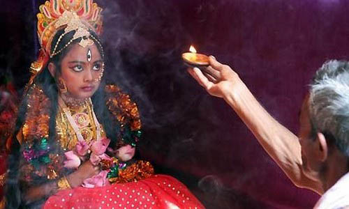 هندوستان و رسم عجیب پرستش دختر (عکس)